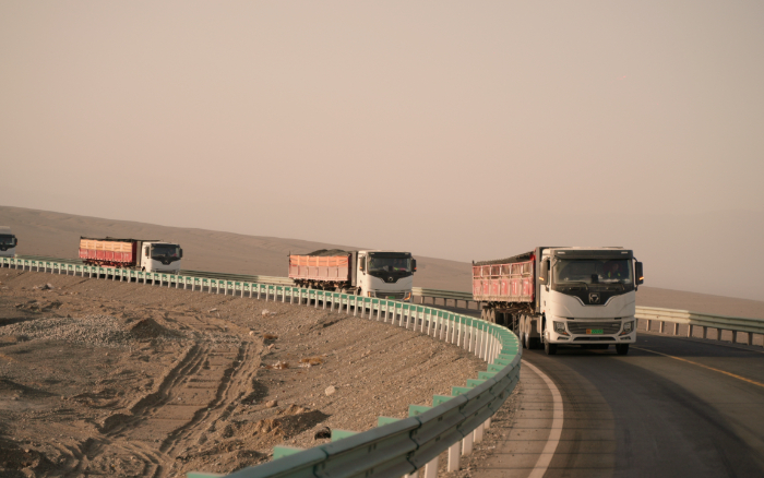 徐工新能源重卡：在沙丘瀚海澎湃绿色新动能