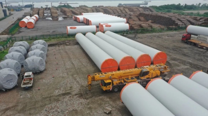 空间太小？在下徐工G2代可变支腿，百吨塔筒在港口“稳运”！