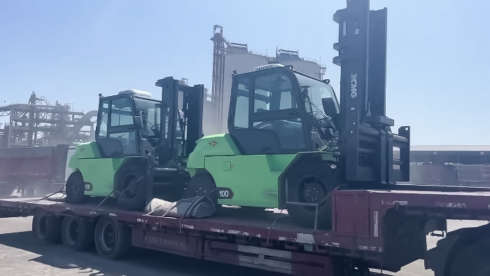 从室内到室外，24小时不停歇！徐工孔雀叉车扎根新疆钢材厂