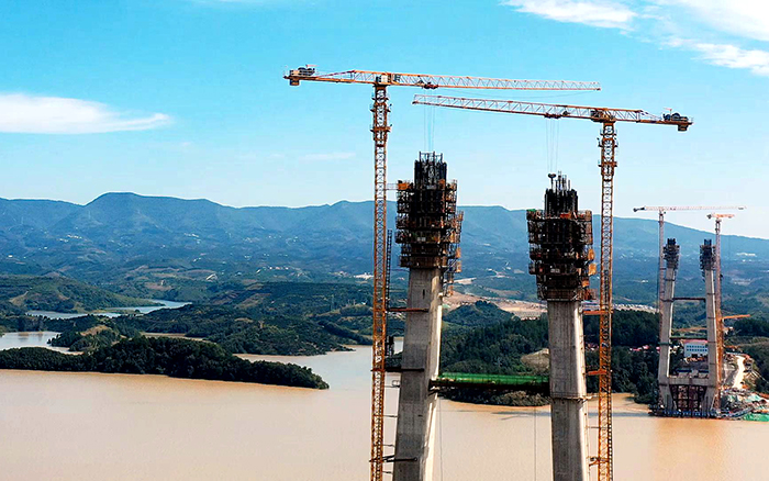 创造多项“世界之最”徐工金”助力丹江口水库特大桥建设