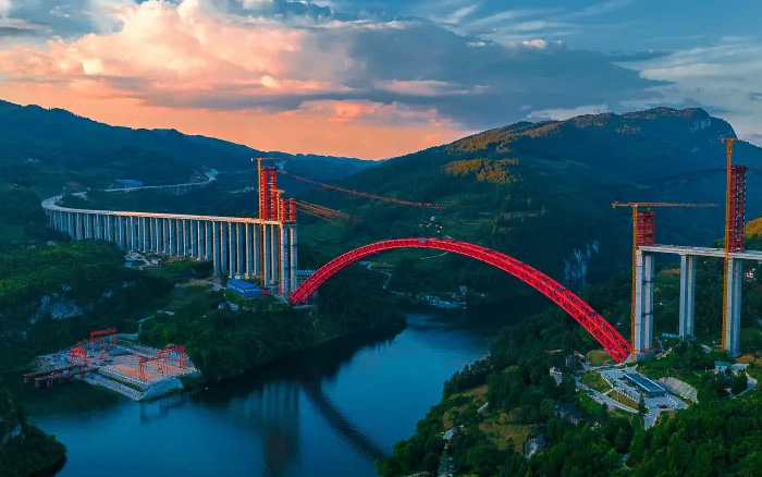 1834米，震撼合龙！ 徐工塔机助力中国再造世界级基建