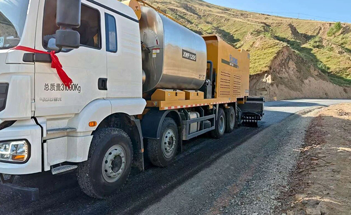 聚焦公路长寿之道，徐工纤维同步封层车护航陕西交通新征程