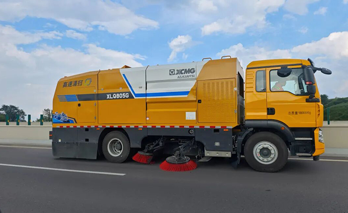 驭风前行，净在掌握！徐工高速清扫车太佳高速显实力！