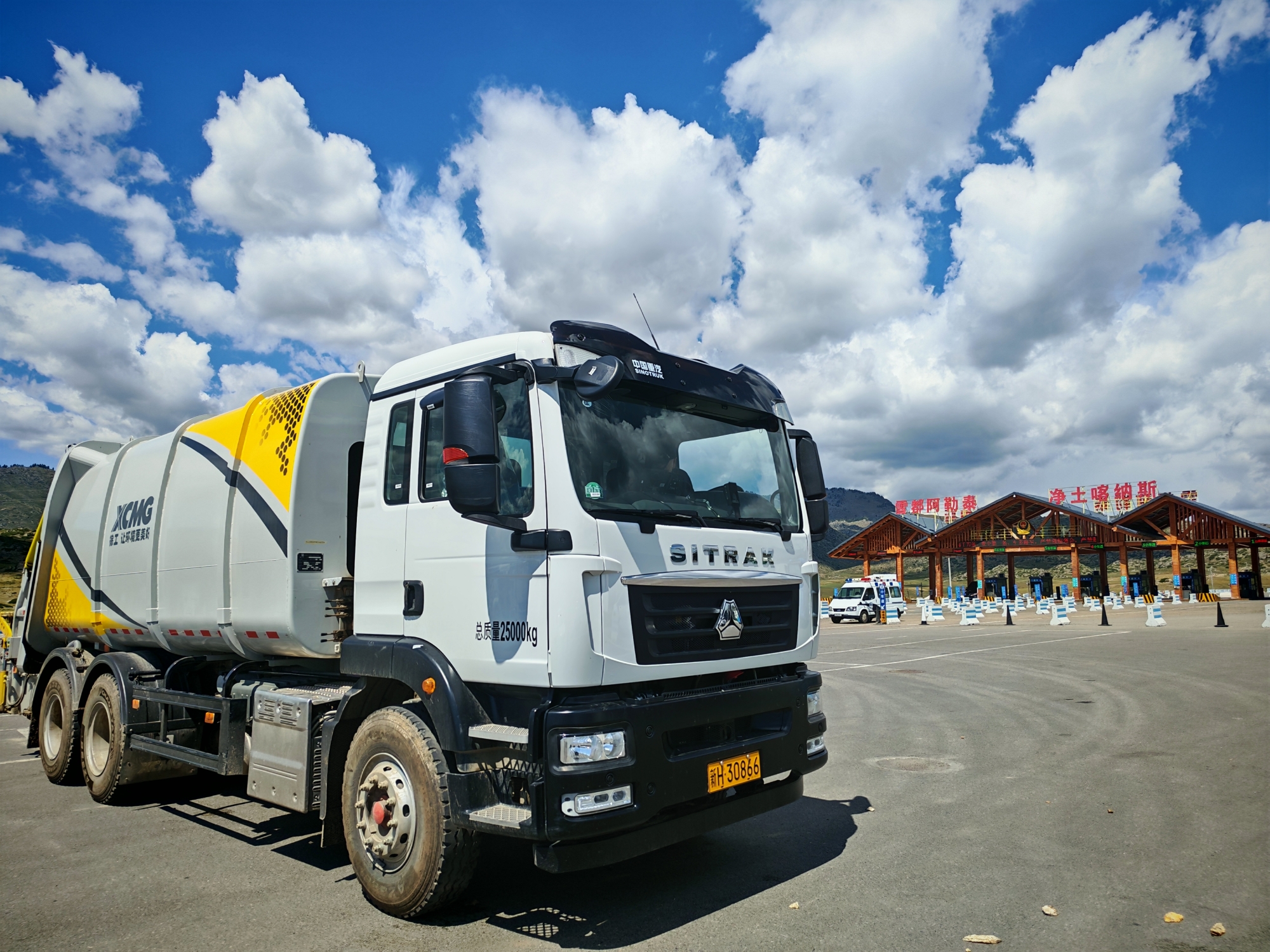 徐工后装压缩车在新疆 | 垃圾转运就用TA