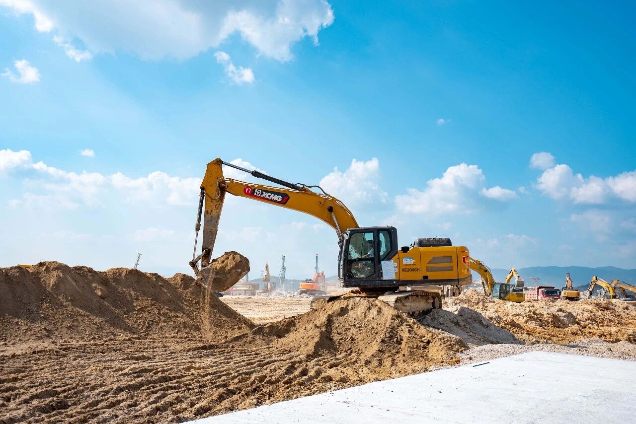 十个月，一座厂！徐工实力护航“超级电池工厂”